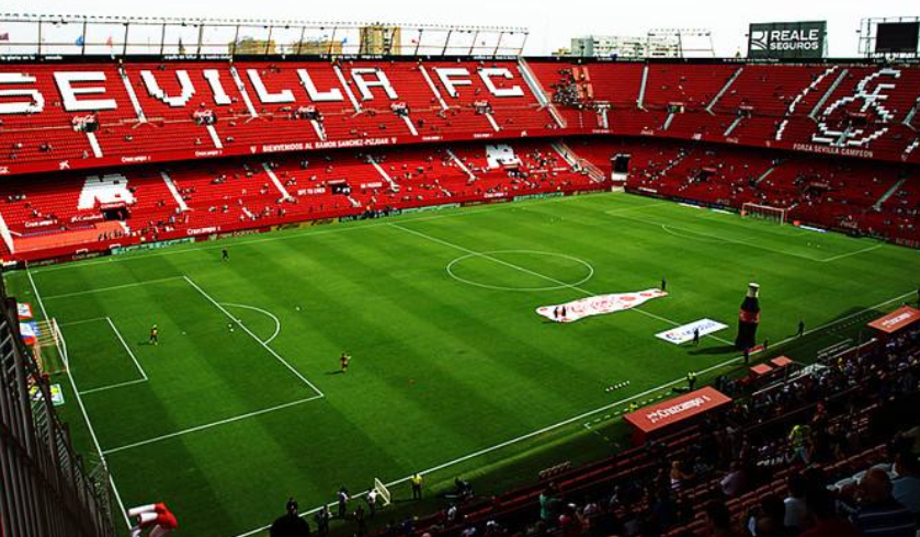 我自己也被这火红的氛围所引燃,无论是球员通道还是球场看台,塞维利亚