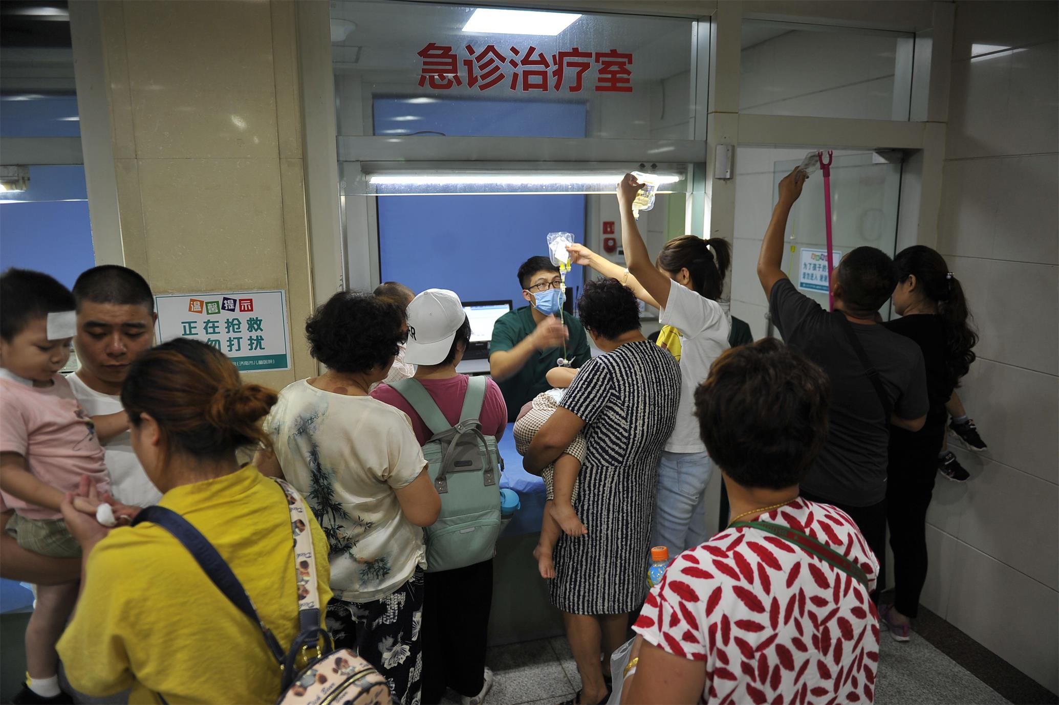 儿童医院深夜急诊室,患儿哭闹家长焦急护士忙得团团转