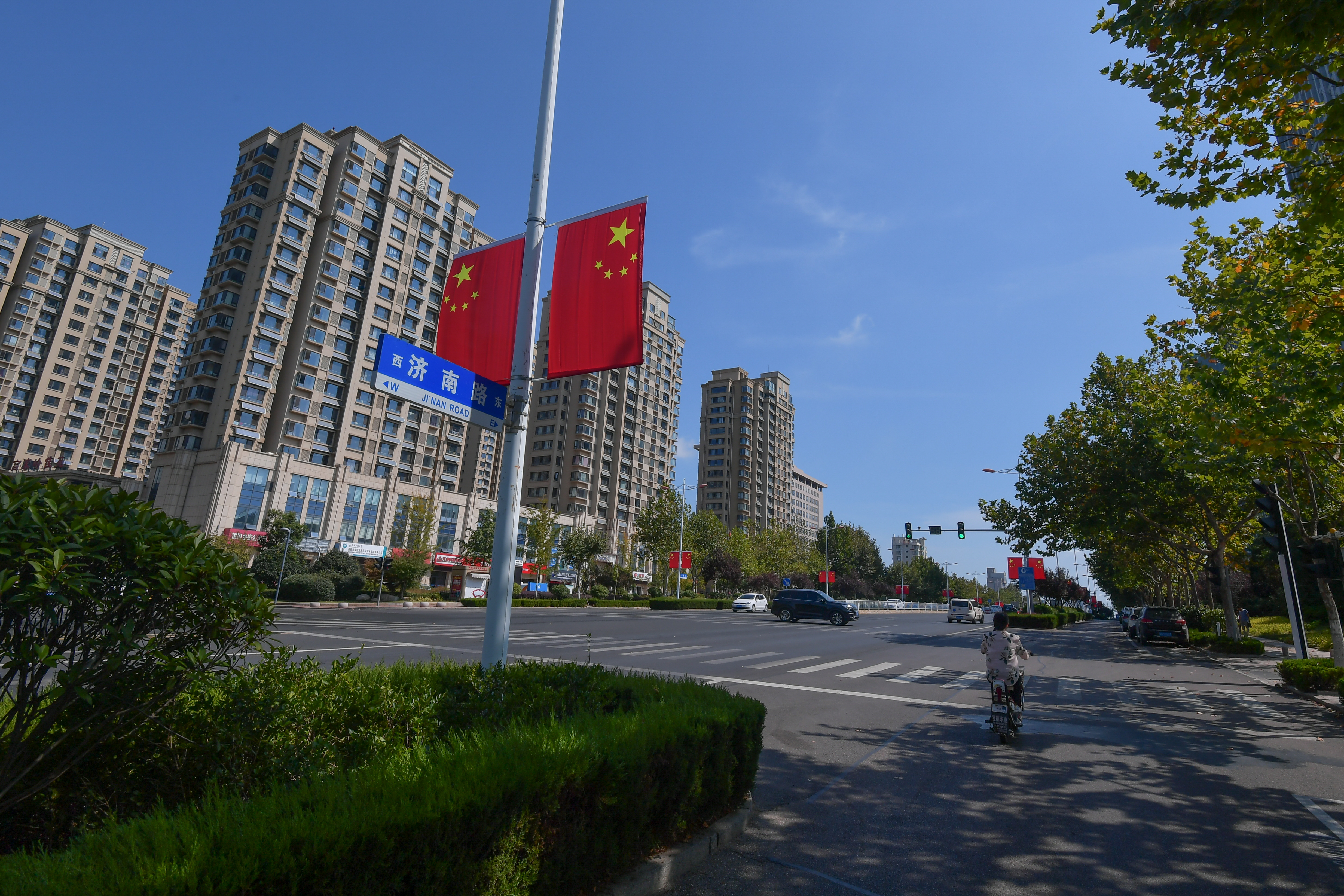 国旗飘飘日照市区主干道成了红色靓丽风景线