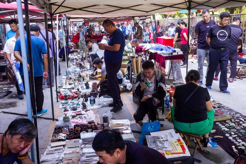 济南周末的古玩市场