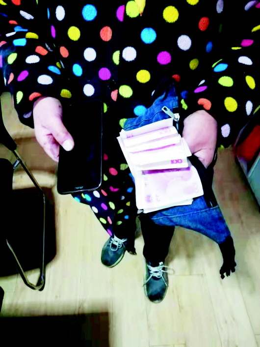 收废品时丢2500元现金 保洁员寒风中等待70分钟归还-齐鲁晚报网