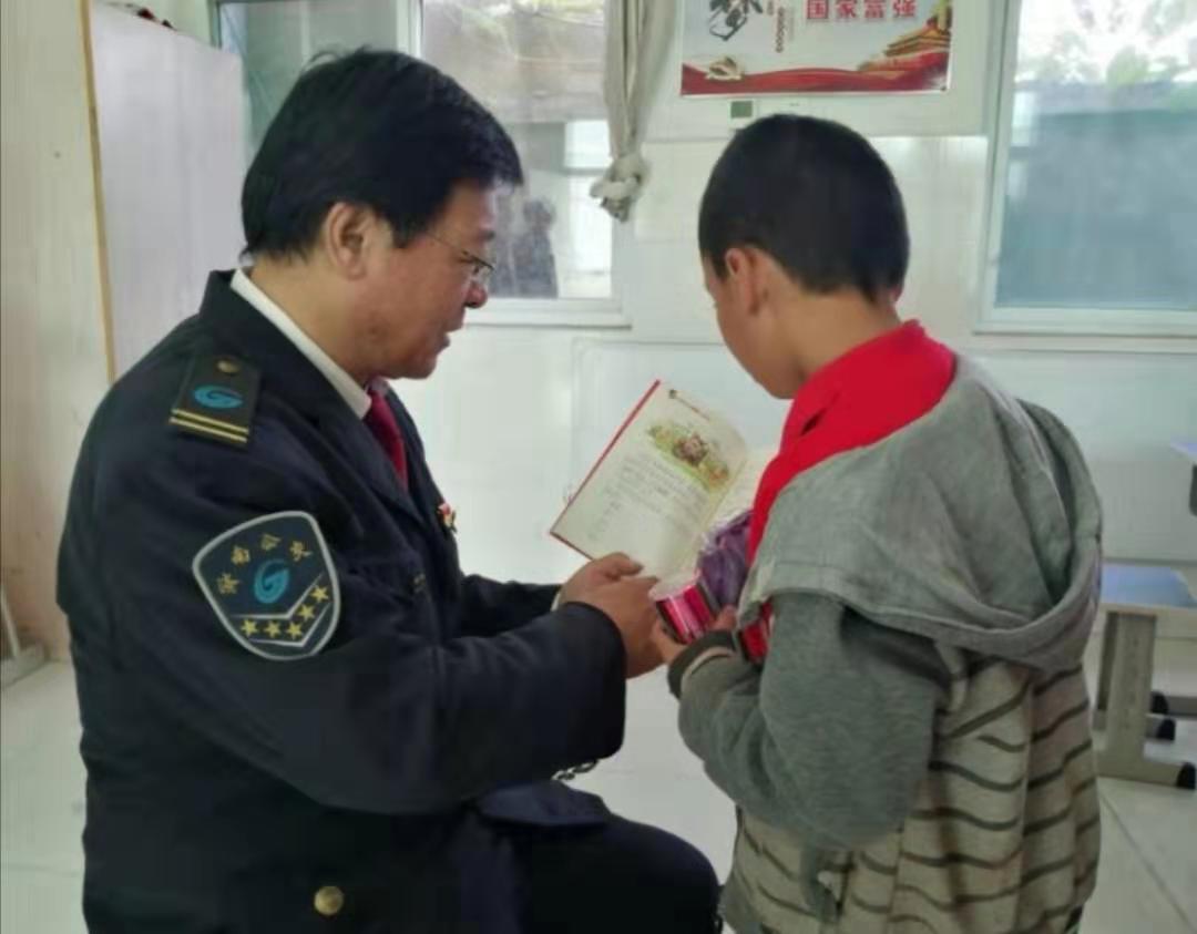 爱心让大山里的校园温暖如春 大山里的娃娃有了心爱的课外书
