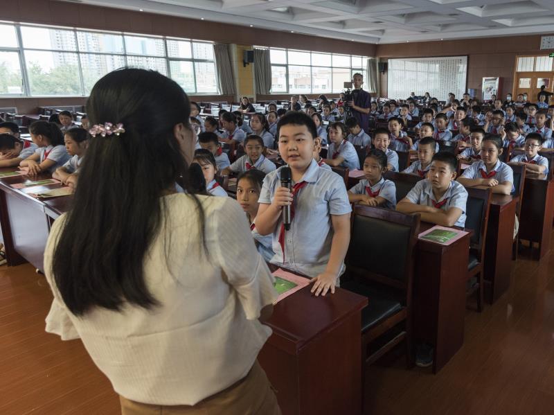 文明餐桌光盘行动威海经区凤林学校在行动