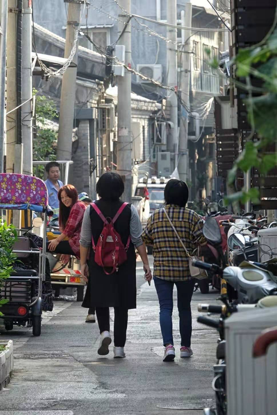 北京老街巷里,行人游客来来往往