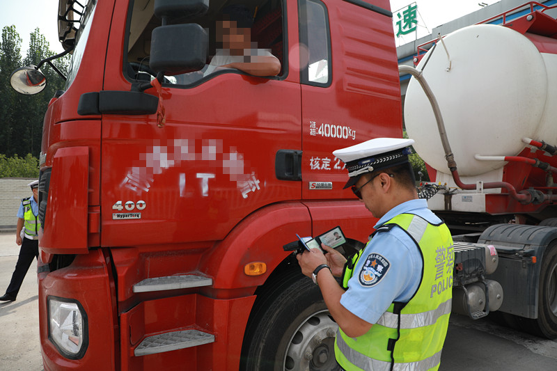 聊城高速交警茌平大队组织开展重点交通违法行为集中整治行动