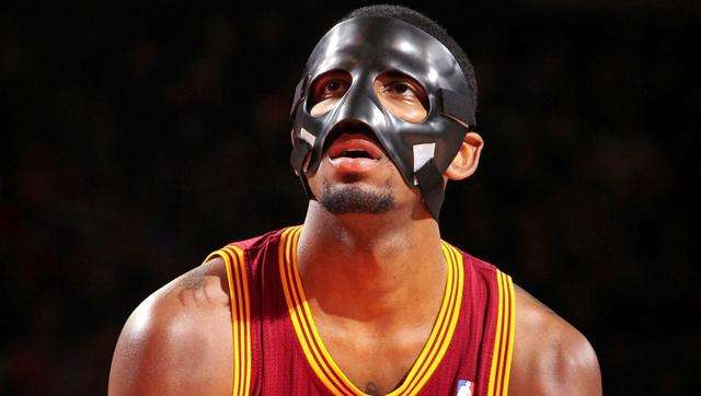 欧文面骨骨折或戴面具打季前赛昨天球队曾称其没啥大事