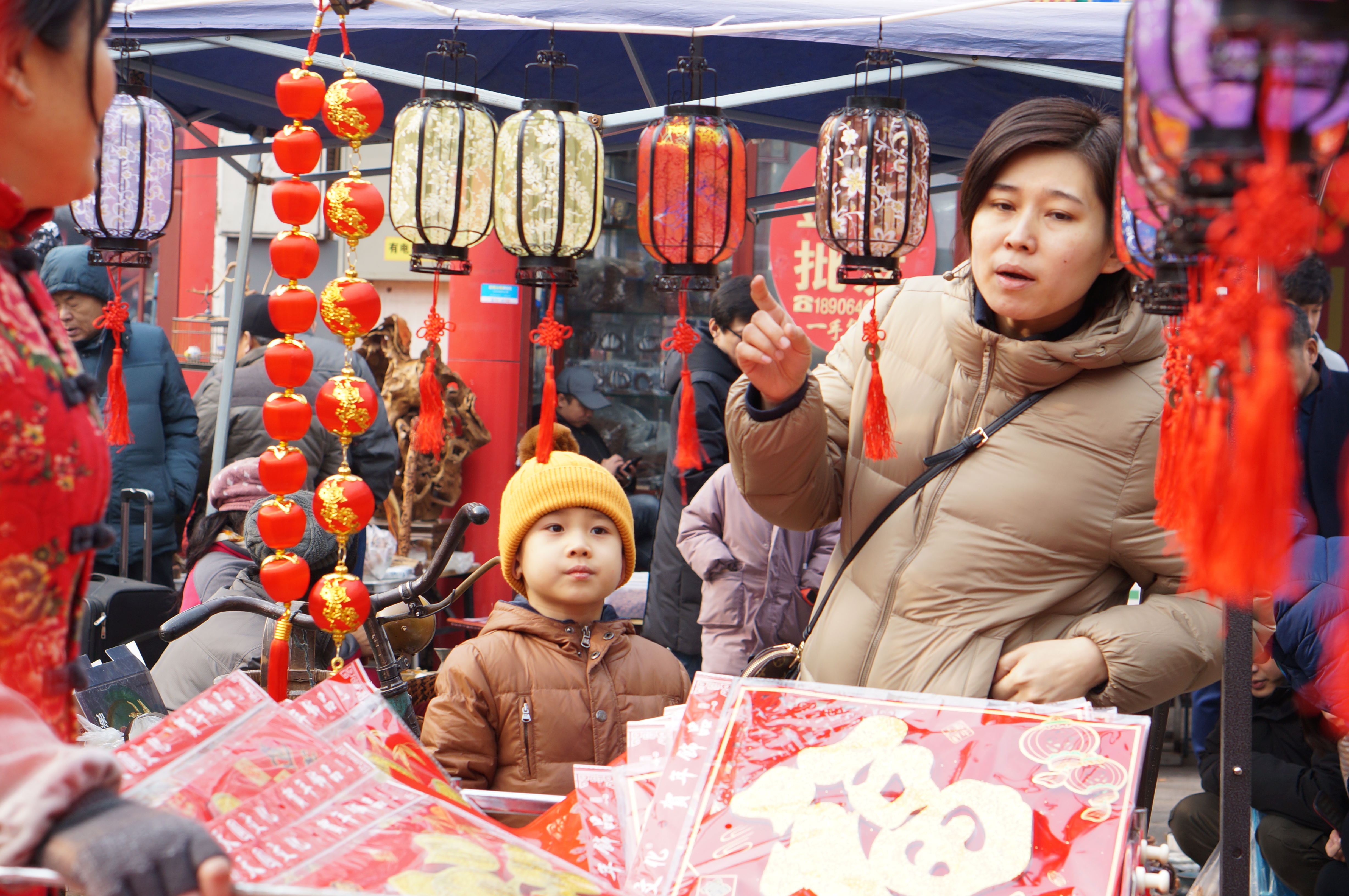 浓浓的年味儿！英雄山文化市场上新年饰品热销