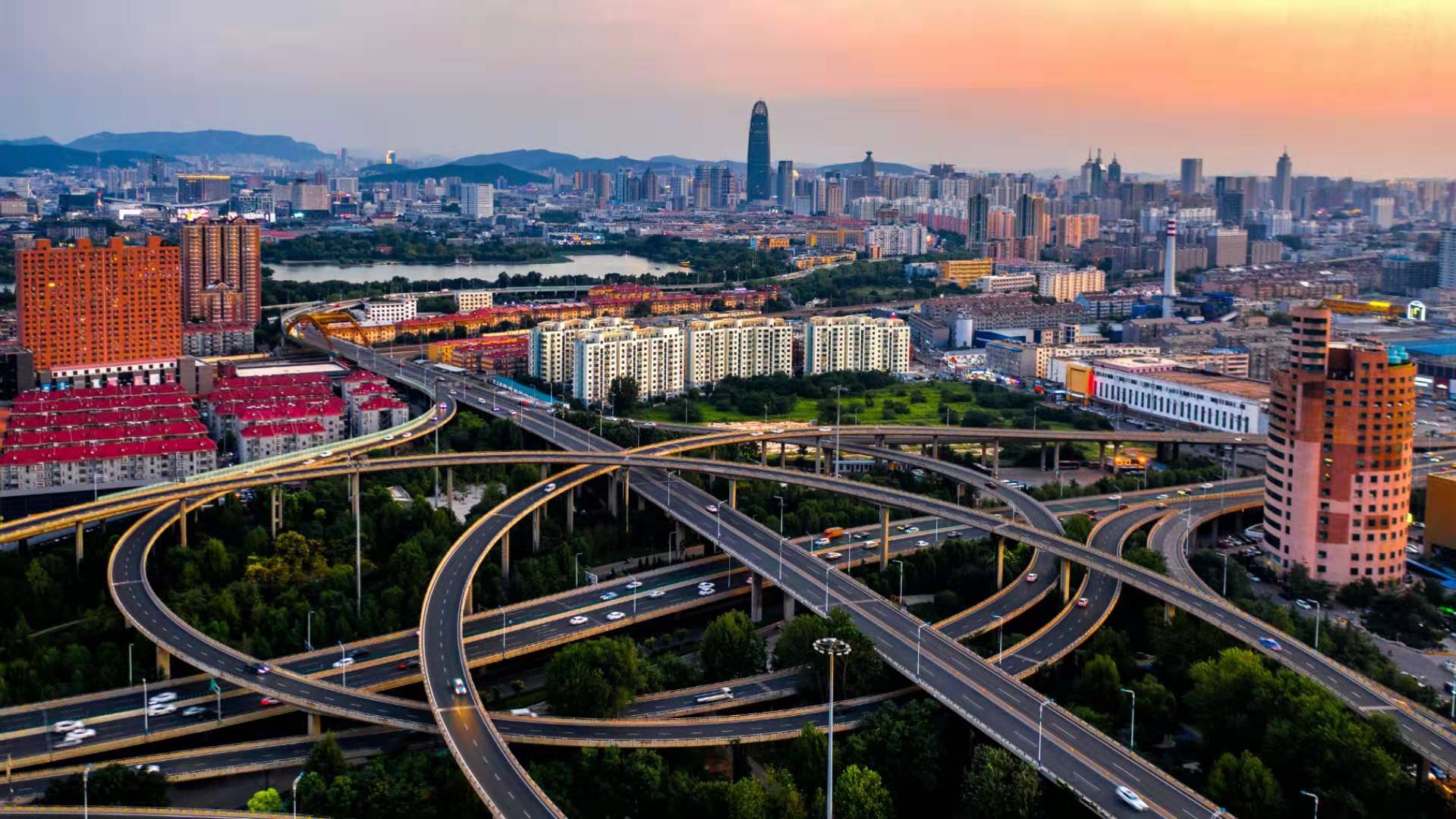 北园立交雄伟壮观夜幕下流光溢彩更加灿烂