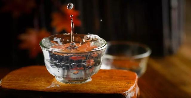 每天坚持喝二两白酒跟滴酒不沾哪个更健康医生这次说清楚了