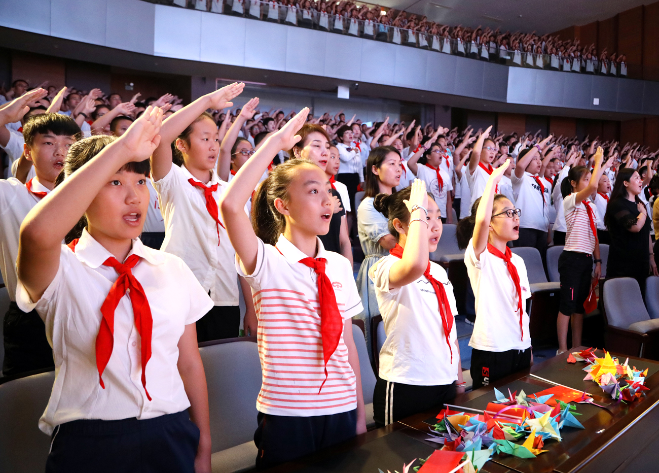 隨後望海少年合唱唱團成員,校書法學會師生一起演繹《愛國歌》